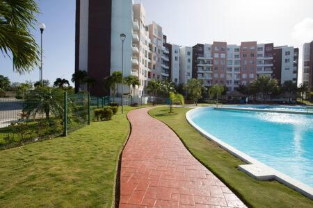 Departamento En Cancun Con 7 Albercas Tipo Playa Y Laguna エクステリア 写真